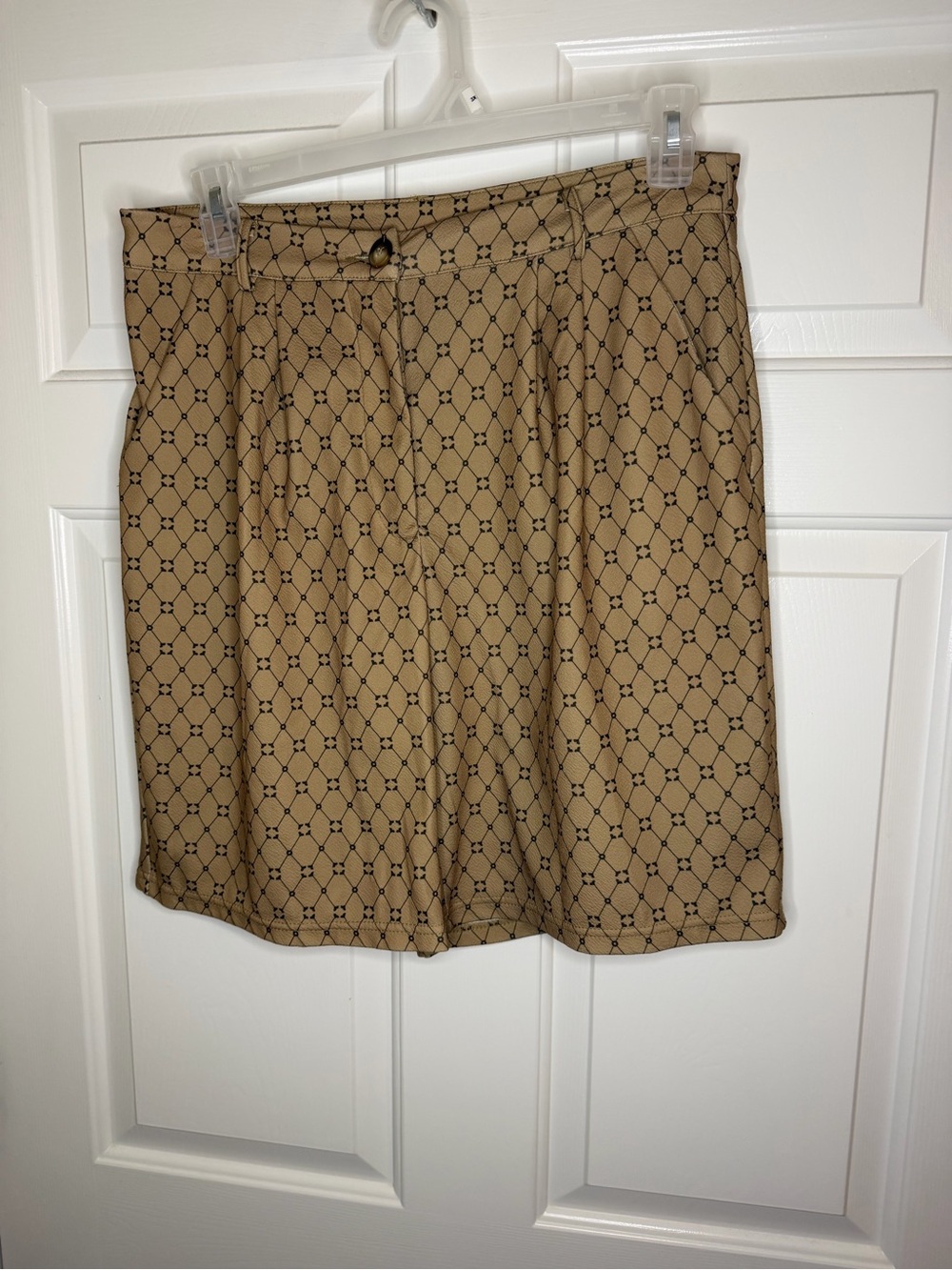 SHEIN Tan Fun Printed Shorts with Black Accent Light Weight Shorts Sz XL